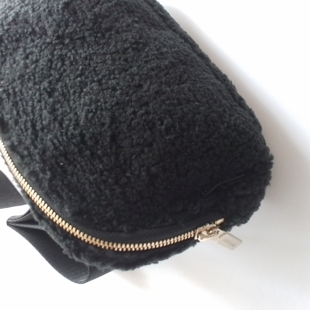 NEW Lululemon Athletica Everywhere Belt Bag Fleece Sherpa Black 1L - Picture 6 of 13